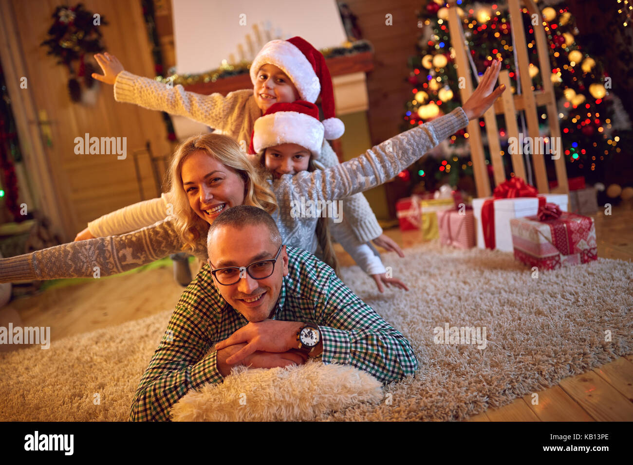 Famille heureuse dans une atmosphère de Noël la veille de Noël Banque D'Images