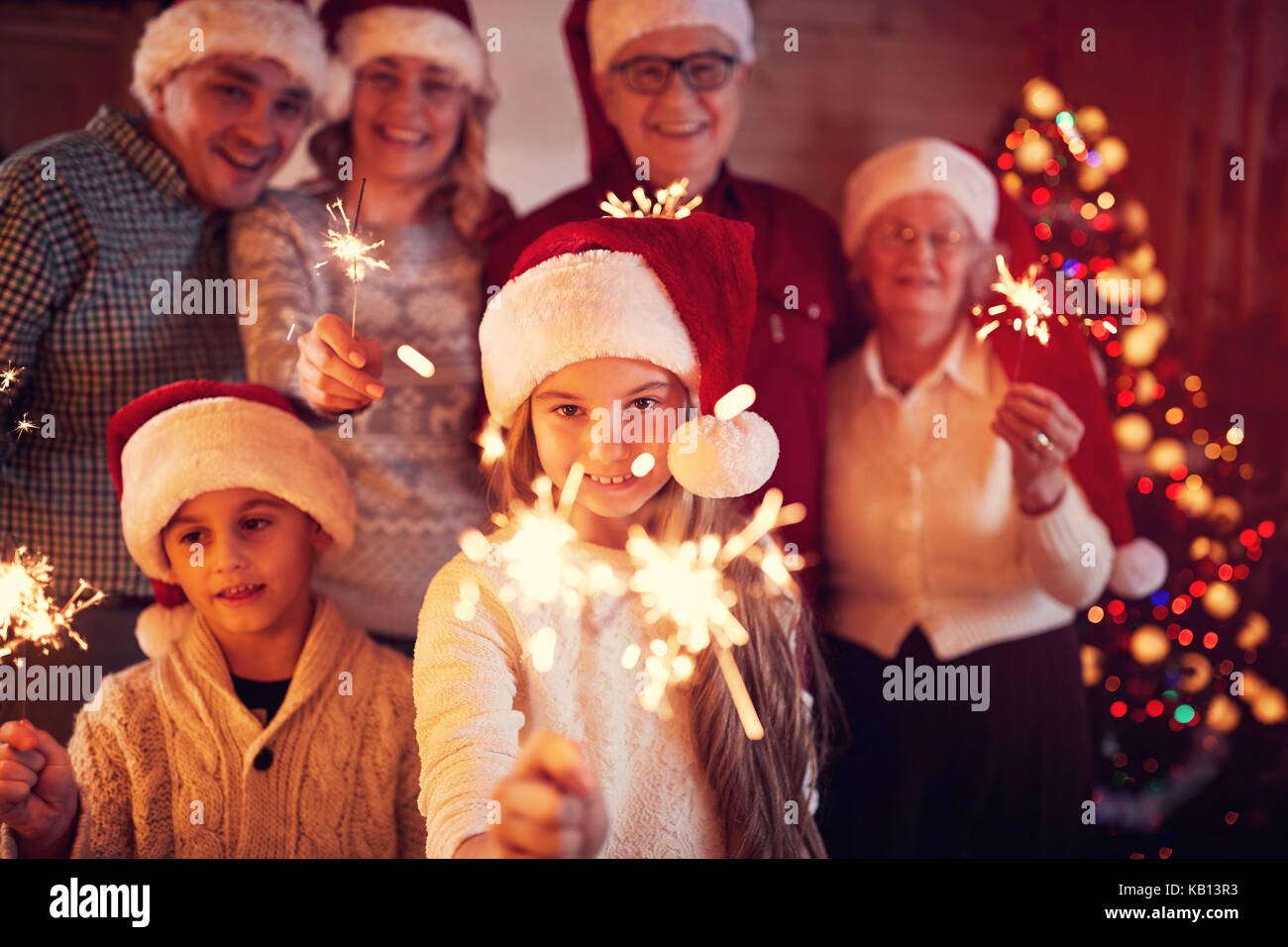 Famille heureuse à Noël avec drôle cierges Banque D'Images