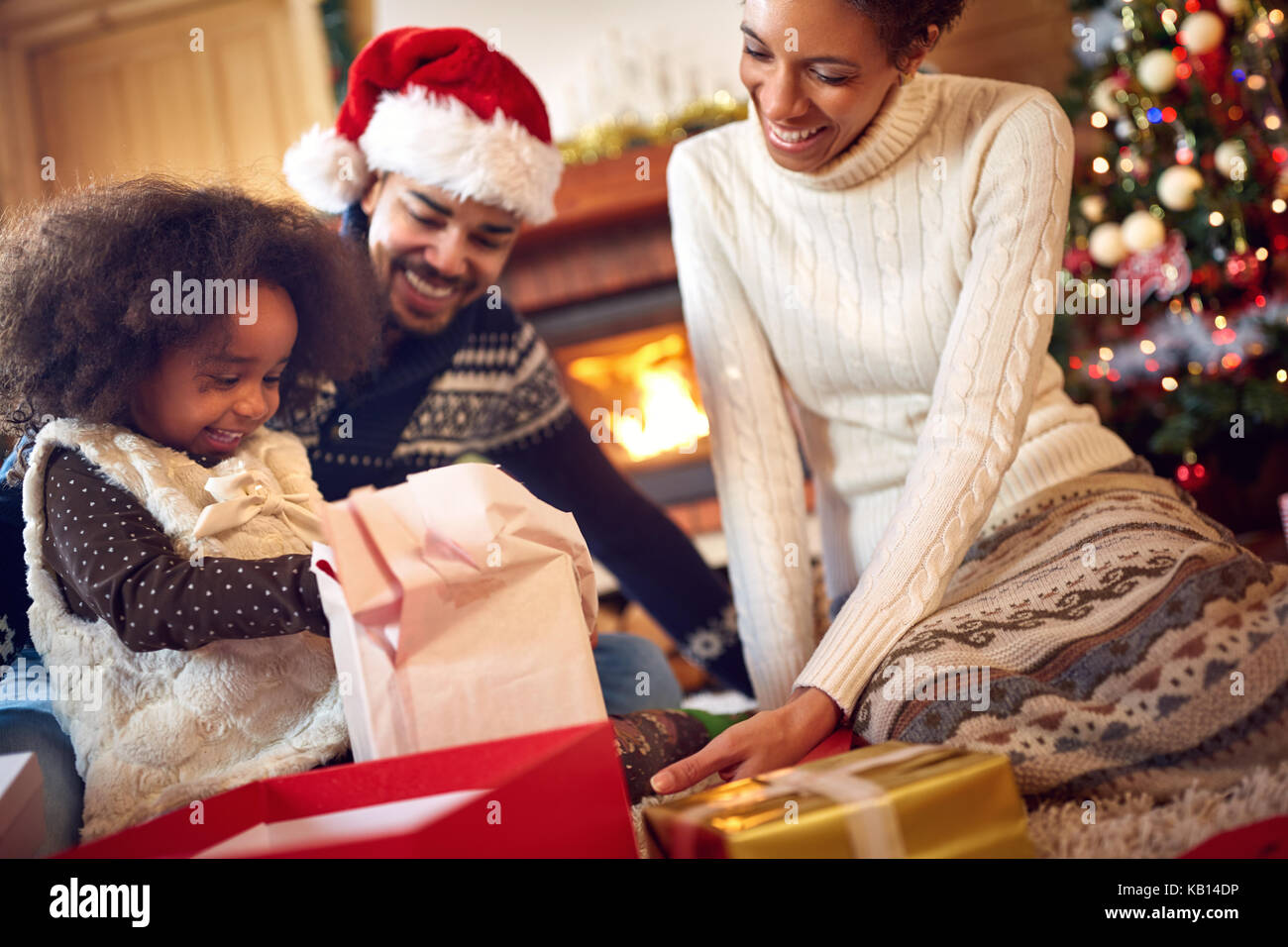 Cheerful black famille ensemble passer Noël en maison en bois Banque D'Images
