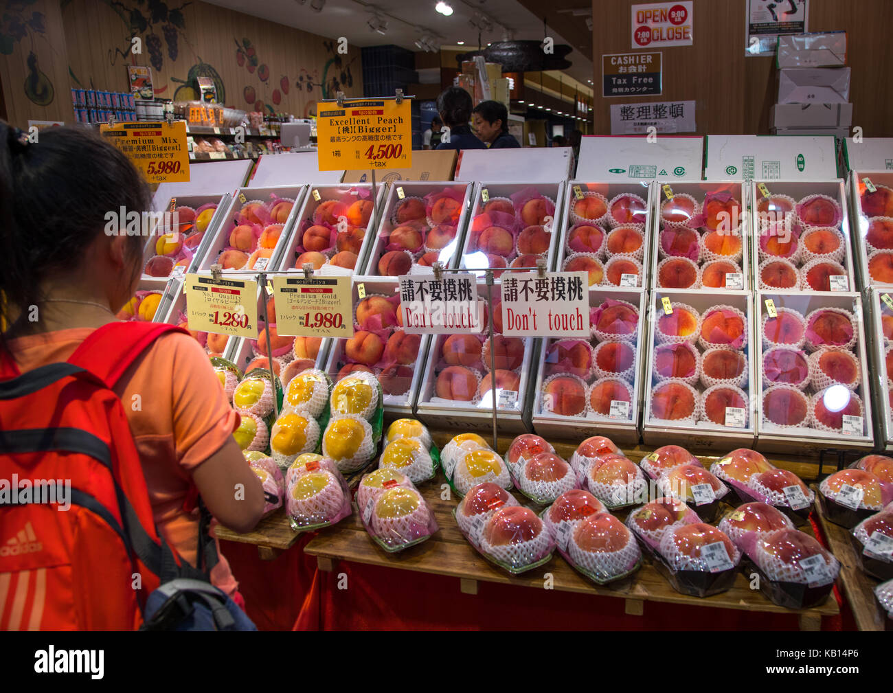 Les pêches pour la vente au marché de kuromon ichiba, région du Kansai, Osaka, Japon Banque D'Images