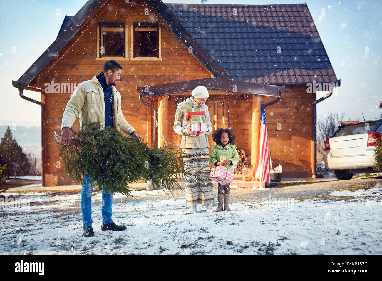 Petite fille avec ses parents préparer Noël, bonne maison de vacances Banque D'Images