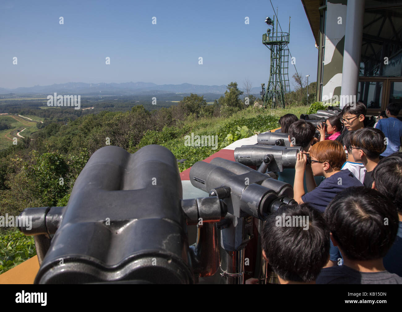 Les enfants à l'aide de jumelles à l'avant de la liberté et pont ferroviaire sur la rivière Imjin entre la Corée du Nord et du sud, province du hwanghae du nord, à Panmunjom, Corée du Sud Banque D'Images