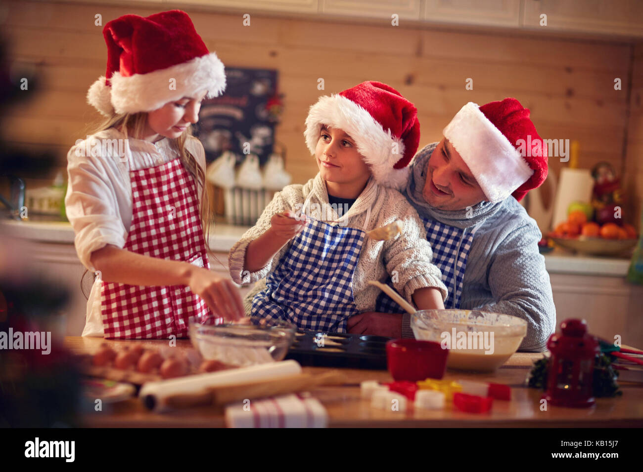 La cuisson des biscuits pour les enfants avec le père Noël le temps Banque D'Images