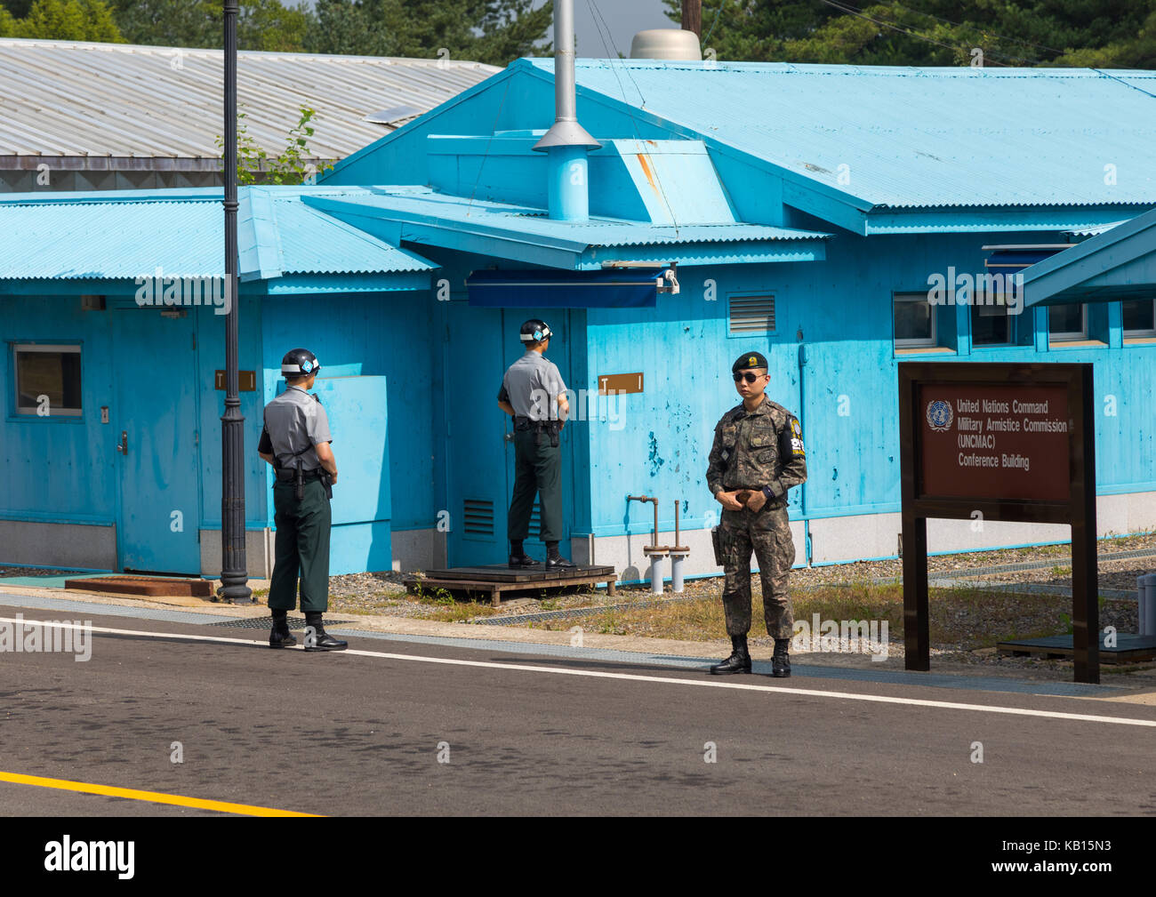 Des soldats sud-coréens dans la zone commune de sécurité à la frontière entre les deux Corées, province du hwanghae du nord, à Panmunjom, Corée du Sud Banque D'Images