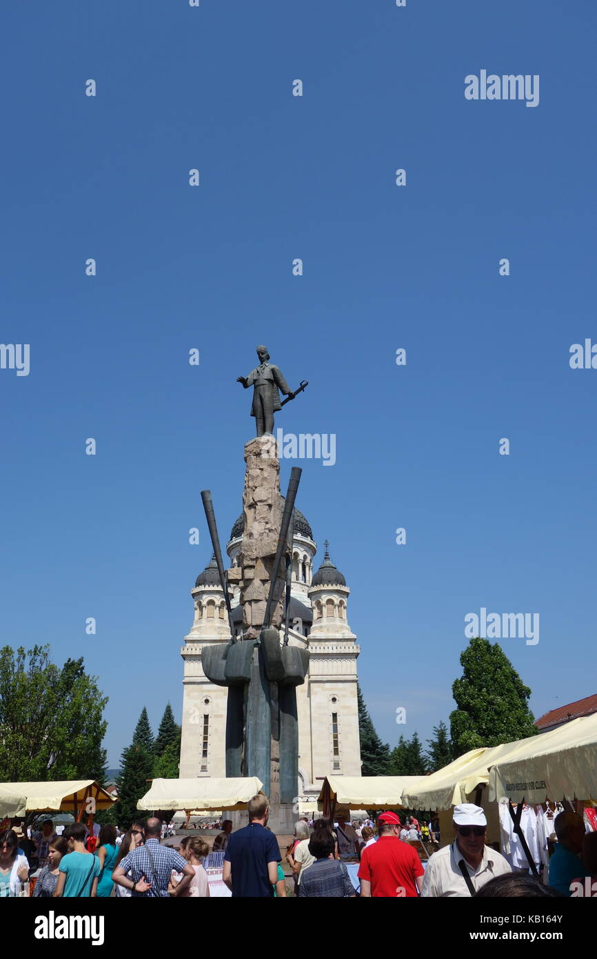 La statue d'Avram Iancu entouré de drapeaux roumains près de la cathédrale orthodoxe de Cluj Napoca Banque D'Images