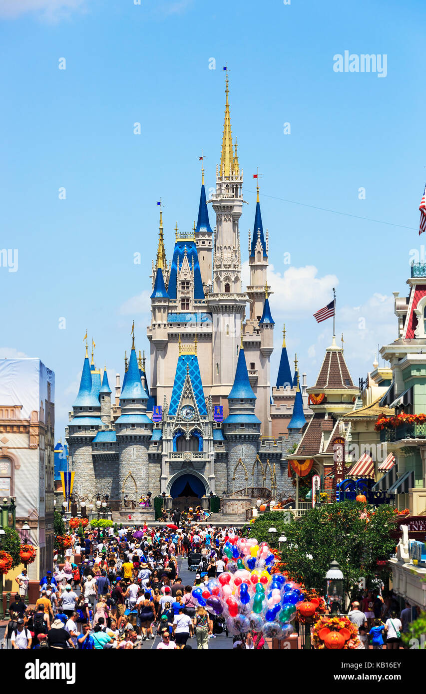 Walt Disney's Magic Kingdom Theme Park, montrant le château de conte de fées, Orlando, Floride, USA Banque D'Images
