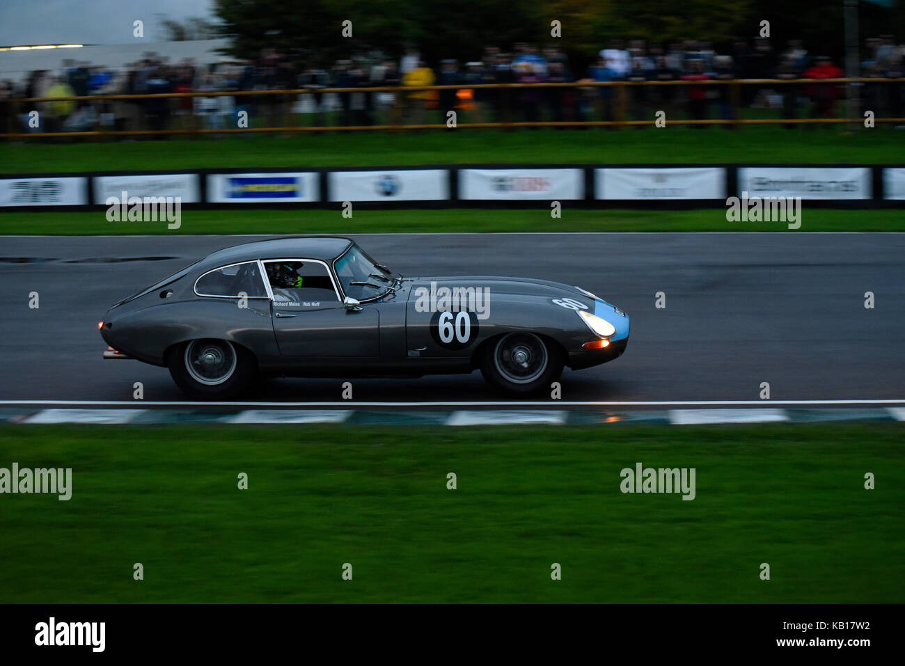 1961 Jaguar E-Type FHC appartenant à Richard Meins participant au Trophée Kinrara à Goodwood Revival 2017 Banque D'Images