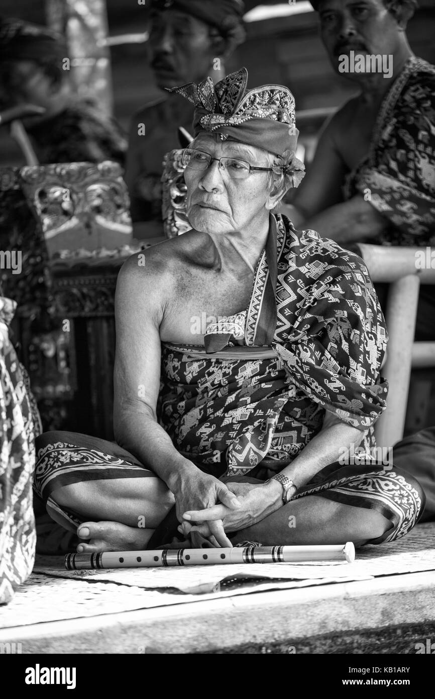 Bali, Indonésie, décembre, 24,2014 : musicien balinais traditionnel balinais jouer la musique pour spectacle de danse Barong le 24 décembre 2014 à Bali, Indonésie Banque D'Images