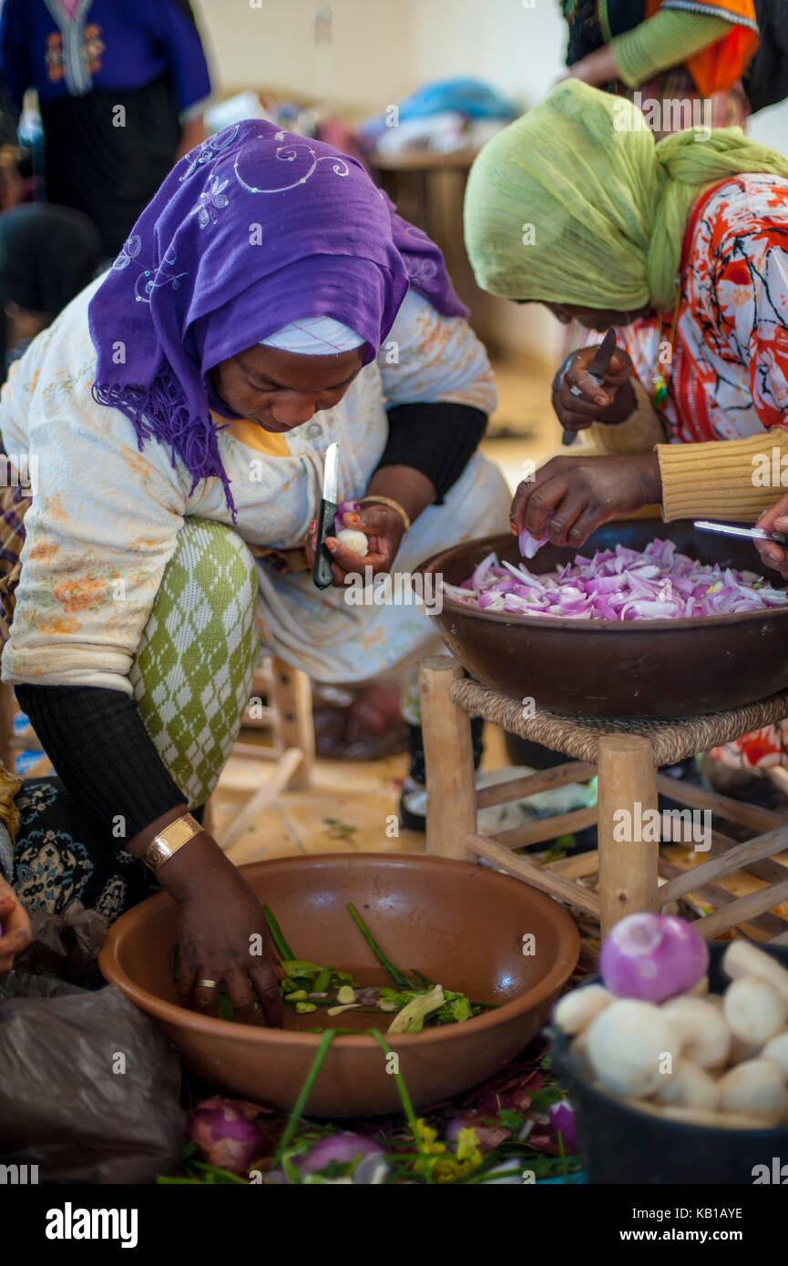 La femme prépare un repas à Merzouga, Maroc Banque D'Images