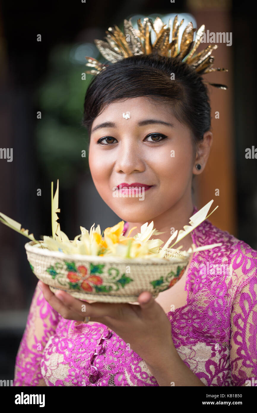 Portrait of young asian woman with offrant des dieux Banque D'Images