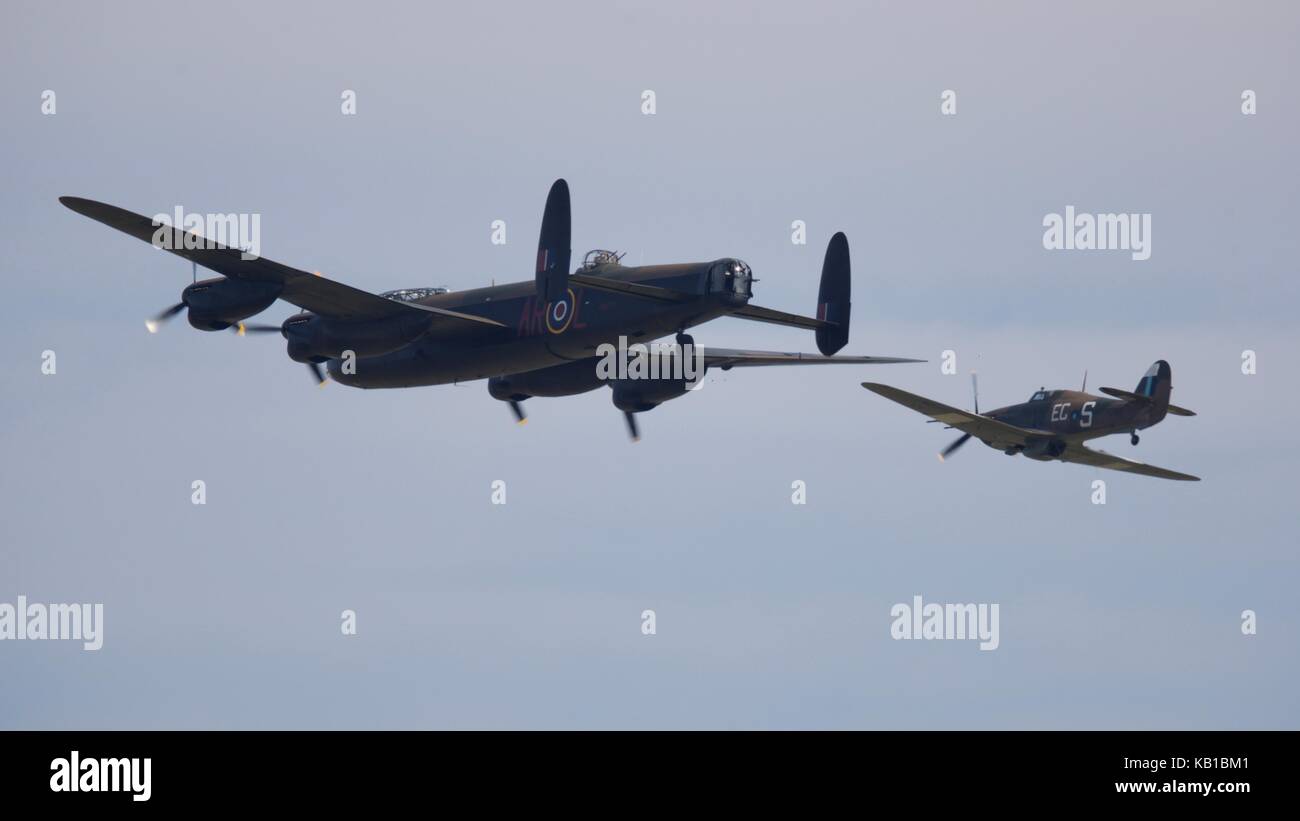 Avro Lancaster B1 et Hawker Hurricane Mk IIc de la Battle of Britain Memorial Flight Banque D'Images