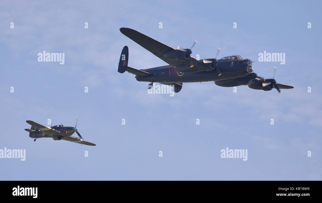 Avro Lancaster B1 et Hawker Hurricane Mk IIc de la Battle of Britain Memorial Flight Banque D'Images