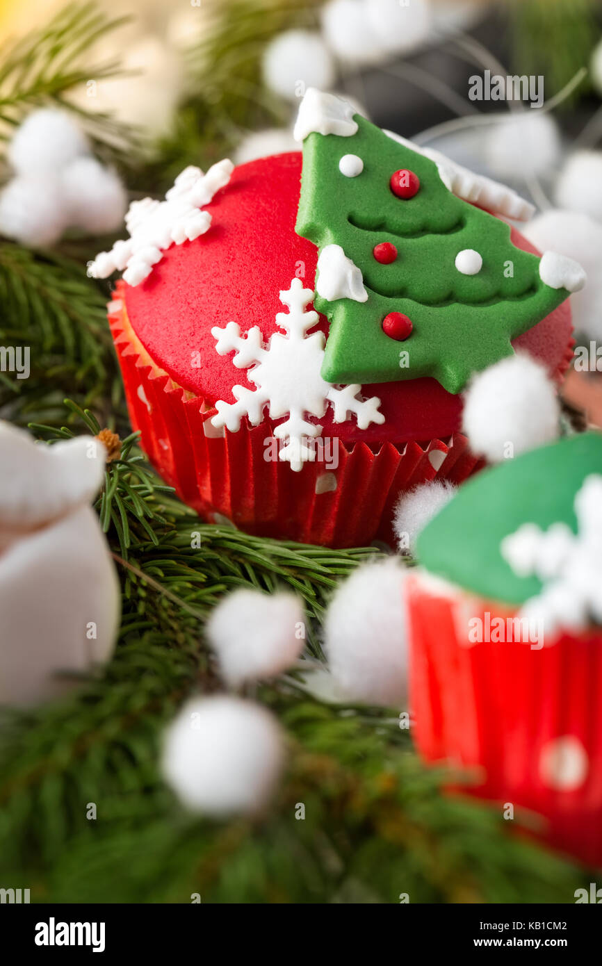 Cupcake rouge avec symbole de l'arbre de Noël sur le dessus Banque D'Images