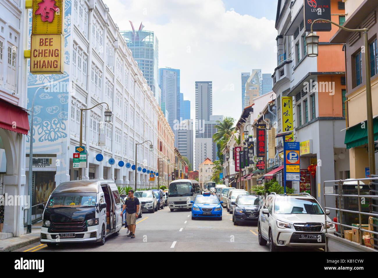 Singapour - 17 févr. 2017 : voitures sur une route de Chinatown à Singapour. Chinatown est une enclave ethnique situé dans le district de outram dans le centre de l'un Banque D'Images