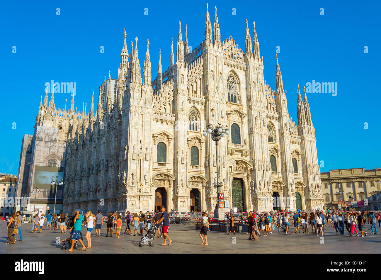 Milan, Italie - 17 août 2017 : les touristes visitant la cathédrale de Milan (duomo Milano). c'est la plus grande église en Italie et la troisième au Banque D'Images