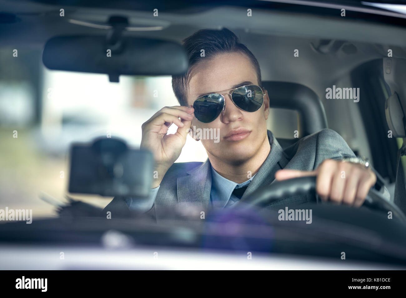 L'homme d'affaires avec des lunettes de la conduite d'une voiture Banque D'Images