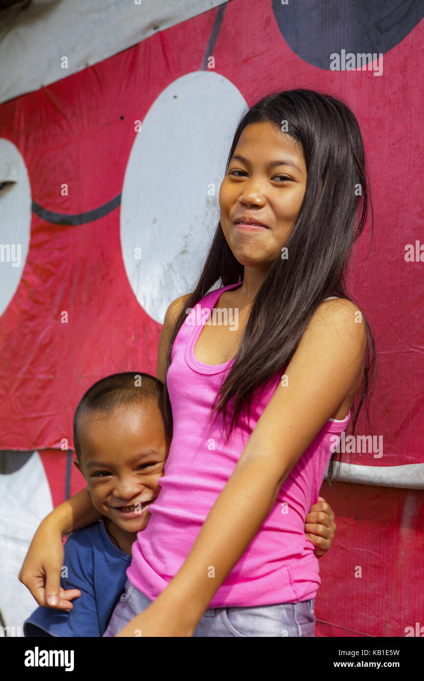 Portrait d'une soeur et son frère à Ormoc, l'île de Leyte, aux Philippines. La fille est vers l'âge de douze ans et le garçon de sept ans. Banque D'Images