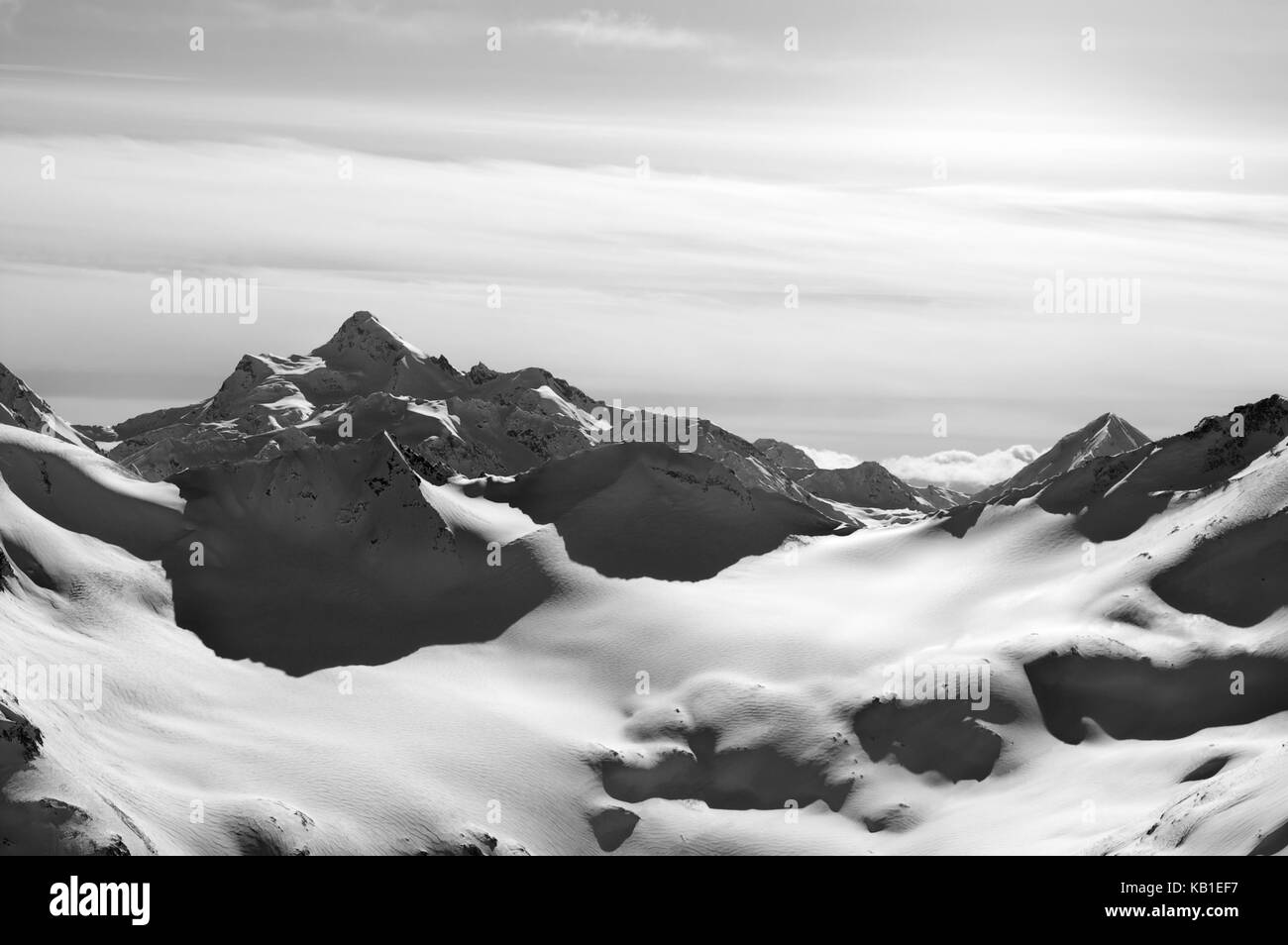 Le noir et blanc des montagnes enneigées en soirée. montagnes du Caucase en hiver. vue depuis le mont Elbrouz. Banque D'Images Le noir et blanc des montagnes enneigées en soirée. montagnes du Caucase en hiver. vue depuis le mont Elbrouz. Banque D'Images