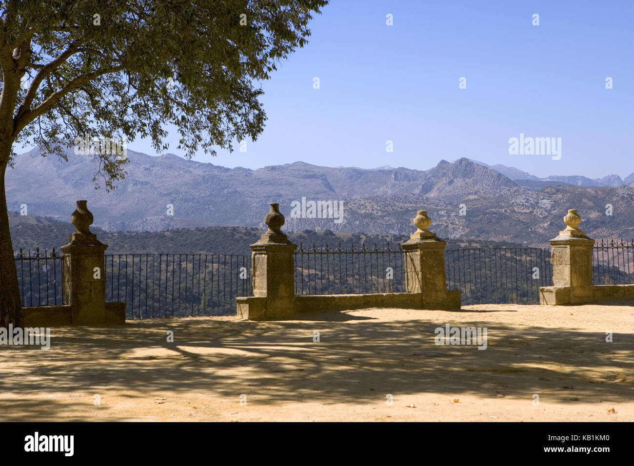 Espagne, Ronda, petite ville historique, jardin 'Jardines de Cuenca', vue sur le paysage de montagne Serrania de Ronda, Banque D'Images