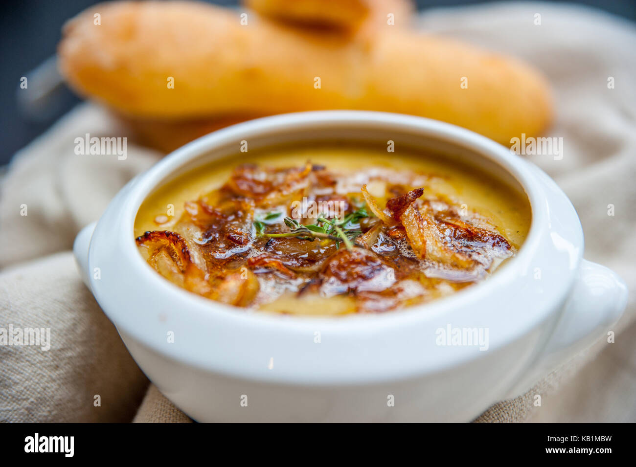 Soupe aux lentilles faites maison et des baguettes Banque D'Images