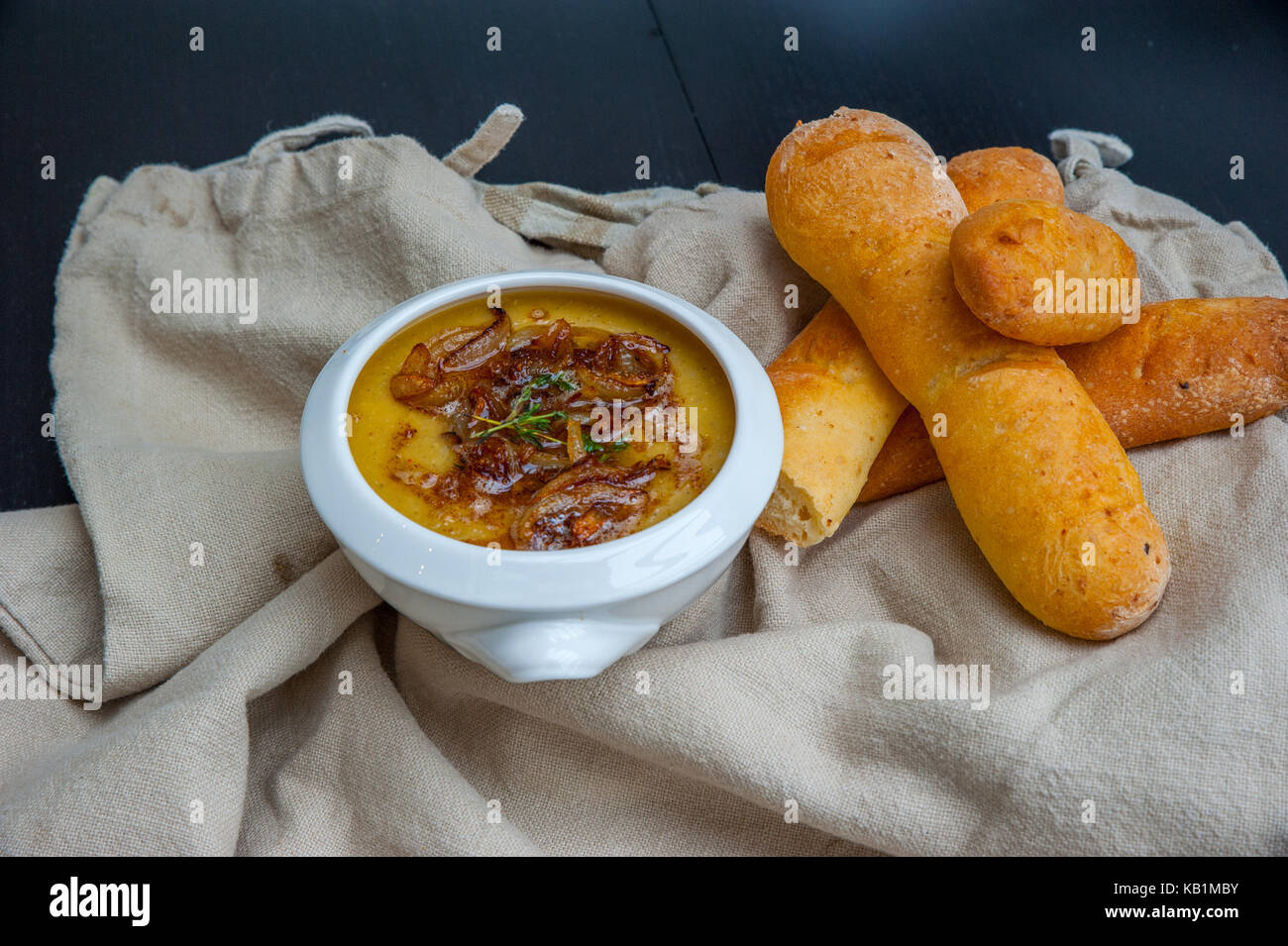 Soupe aux lentilles faites maison et des baguettes Banque D'Images