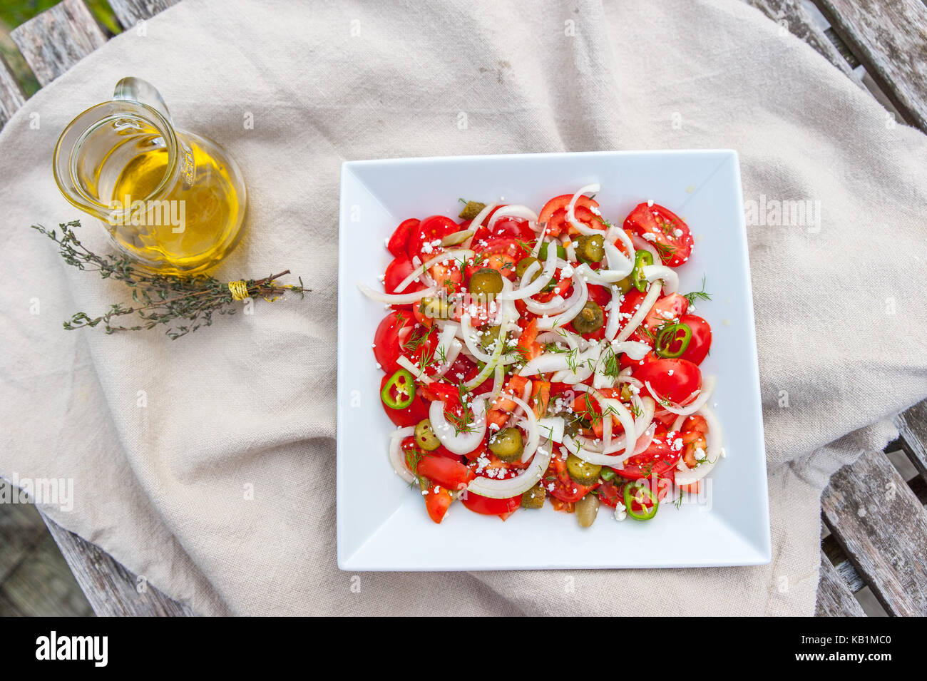 Maison, salade saine avec les tomates, l'oignon et l'huile d'olive Banque D'Images