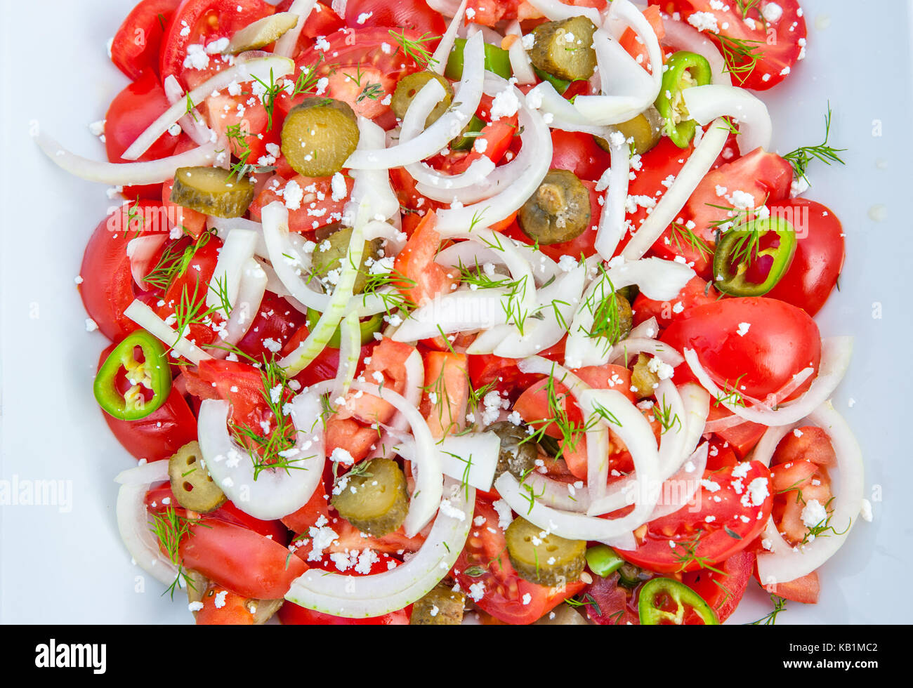 Maison, salade saine avec les tomates, l'oignon et l'huile d'olive Banque D'Images