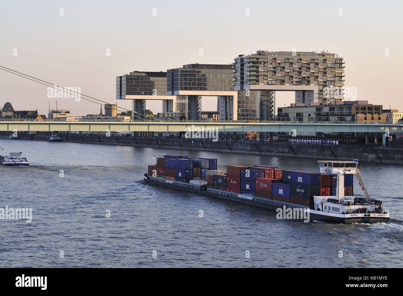 Allemagne, Rhénanie du Nord-Westphalie, cologne, rive du Rhin promenade, rheinauhafen, crane maisons, porte-conteneurs, Severin, pont Banque D'Images