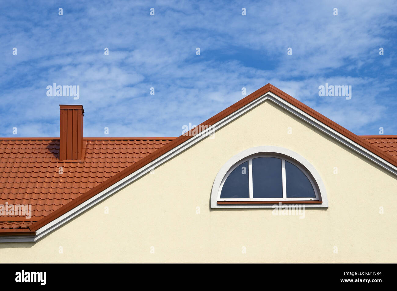 La Lituanie, Vilnius, toit d'une maison avec des briques en argile rouge, gable, fenêtre, détail, Banque D'Images