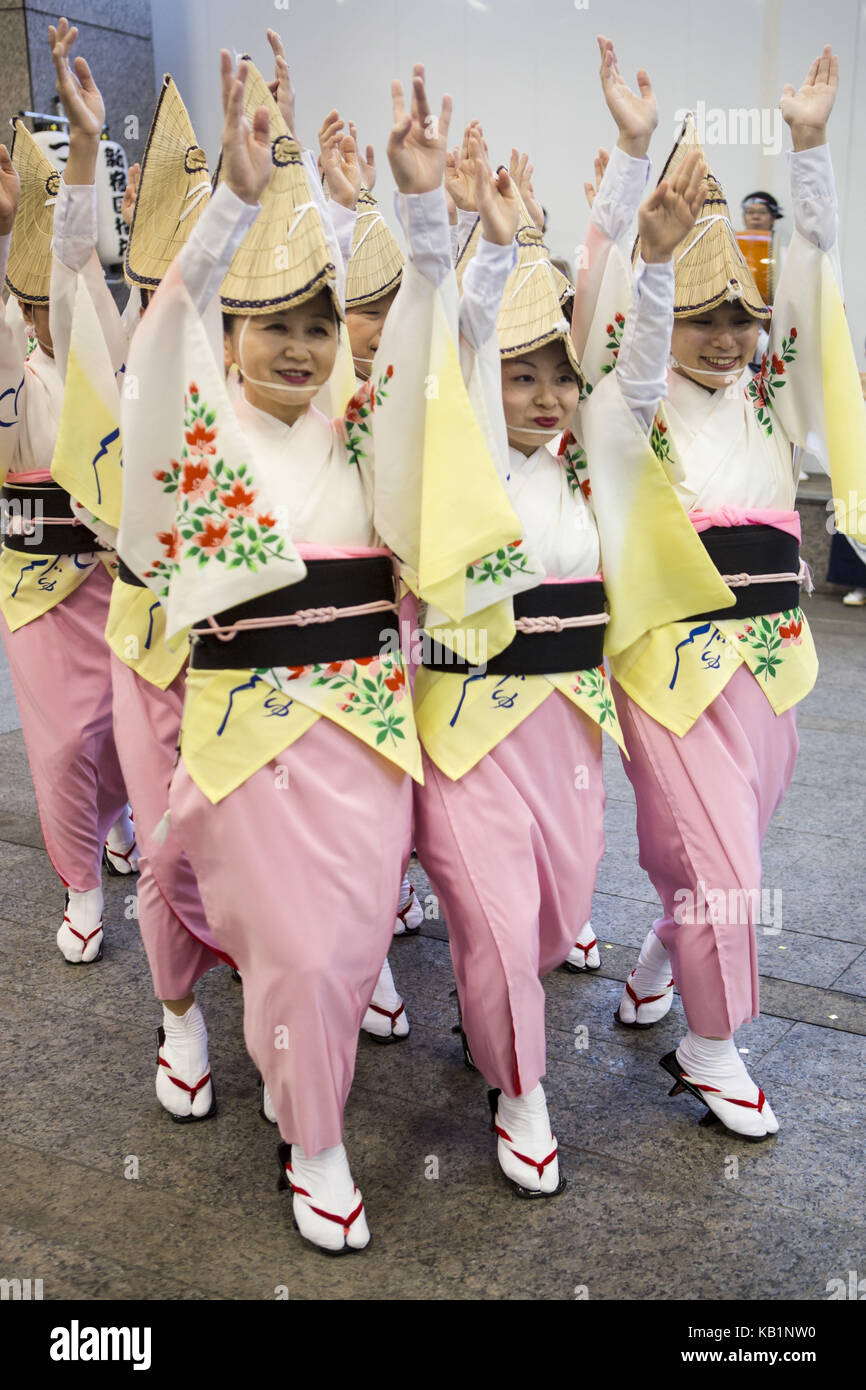Danseurs sur le quartier de Shinjuku, Tokyo, festival Banque D'Images