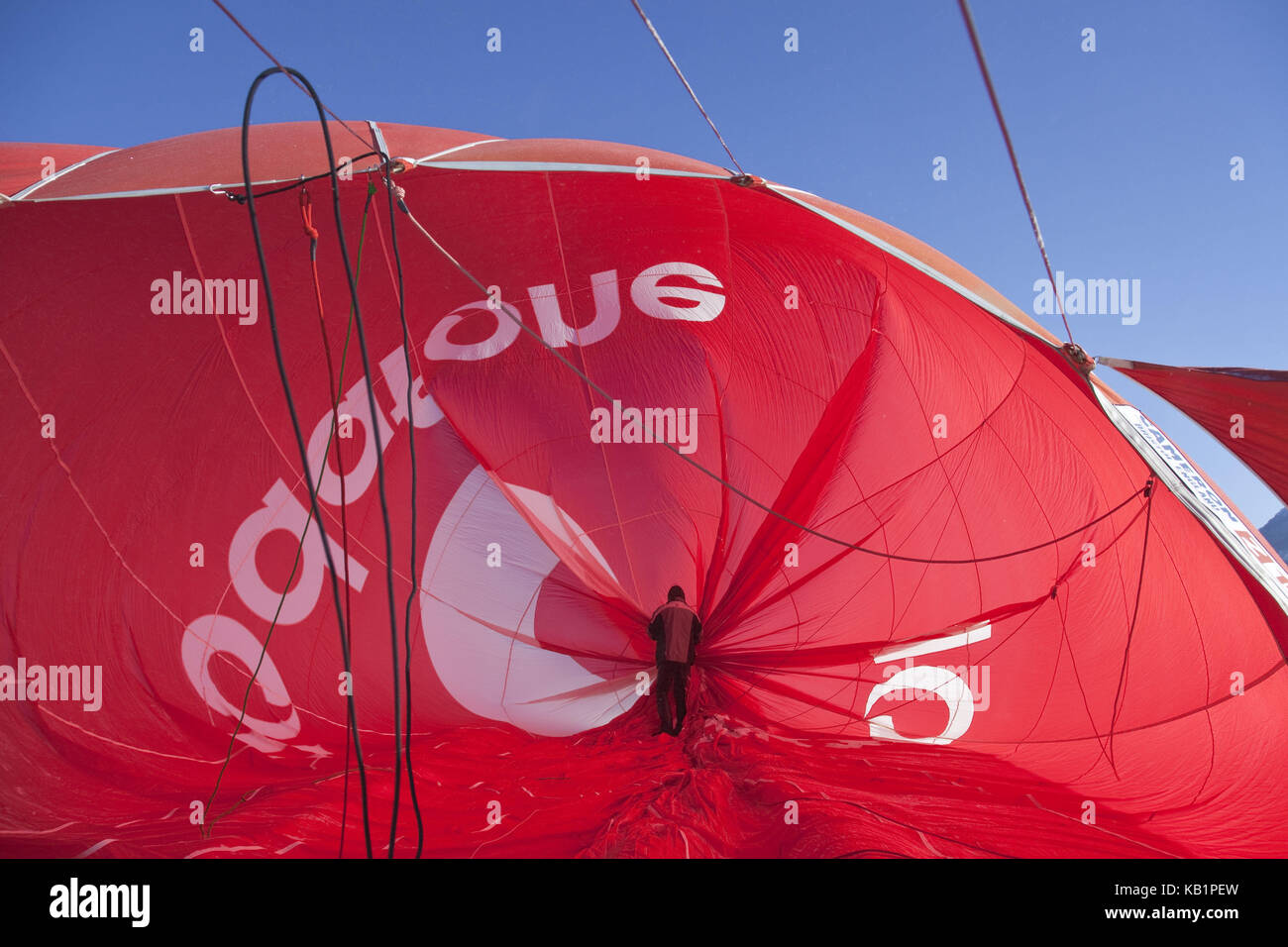 Construction d'un ballon à air chaud pour une montgolfière dans les contreforts des Alpes, Wallgau, Bavière, Allemagne, Banque D'Images