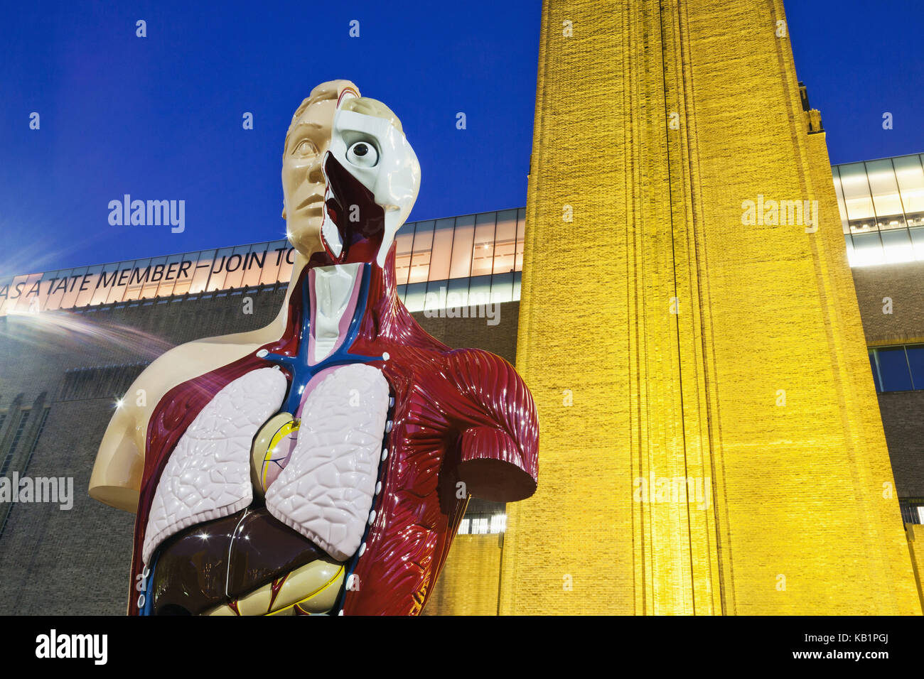 Angleterre, Londres, Bankside, Tate Modern, sculpture 'hymne' de Damien Hirst, à l'extérieur, dans la soirée, détail, Banque D'Images