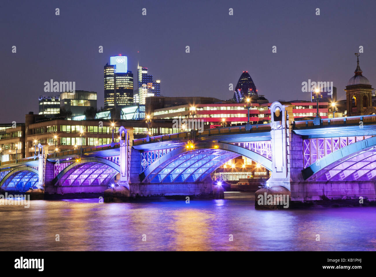 L'Angleterre, Londres, Southwark Bridge, éclairé, la Tamise, le paysage urbain, de nuit, Banque D'Images L'Angleterre, Londres, Southwark Bridge, éclairé, la Tamise, le paysage urbain, de nuit, Banque D'Images