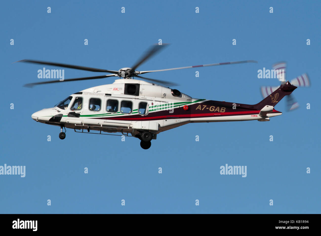 Le transport par air. Les hélicoptères AW189 d'AgustaWestland du golfe d'hélicoptères de transport moyen à l'approche de vol contre un ciel bleu clair Banque D'Images