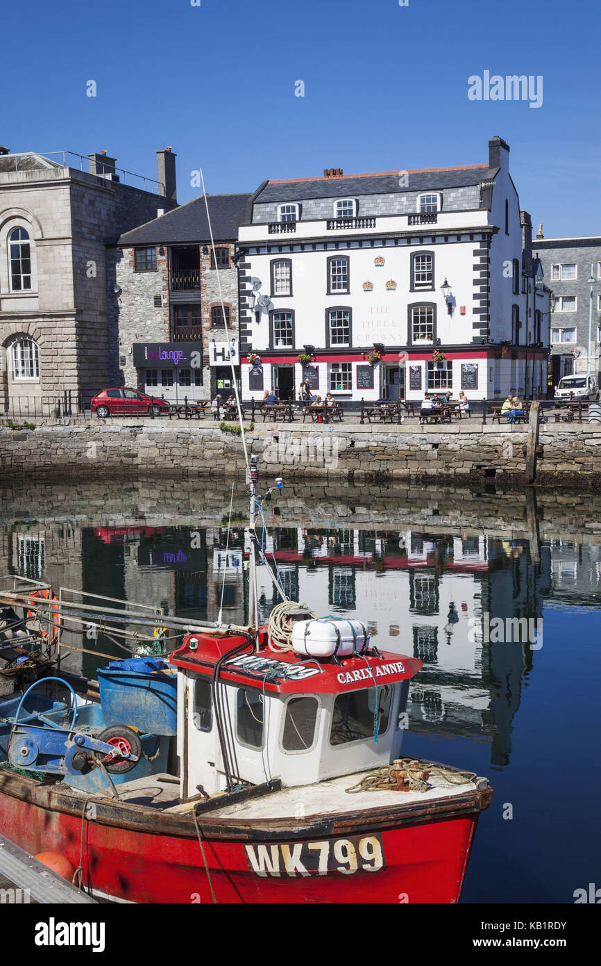 L'Angleterre, Plymouth, Devon, barbican quay, port, bateau de pêche, pub, Banque D'Images