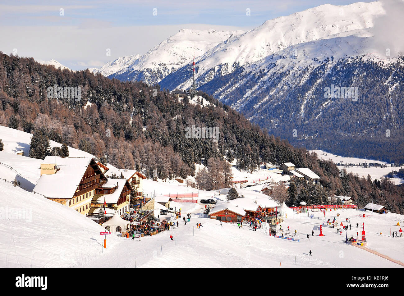 La Suisse, canton des Grisons, l'Engadine, st. MORITZ, salastrains, hôtel de sports d'hiver, chalet de ski, skieur, hiver, Banque D'Images