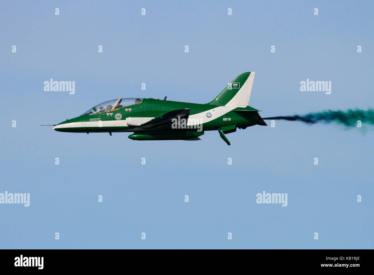 Un British Aerospace Hawk Mk. 65 de la Saudi Hawks aerobatic team la fumée lors d'un affichage de l'air Banque D'Images
