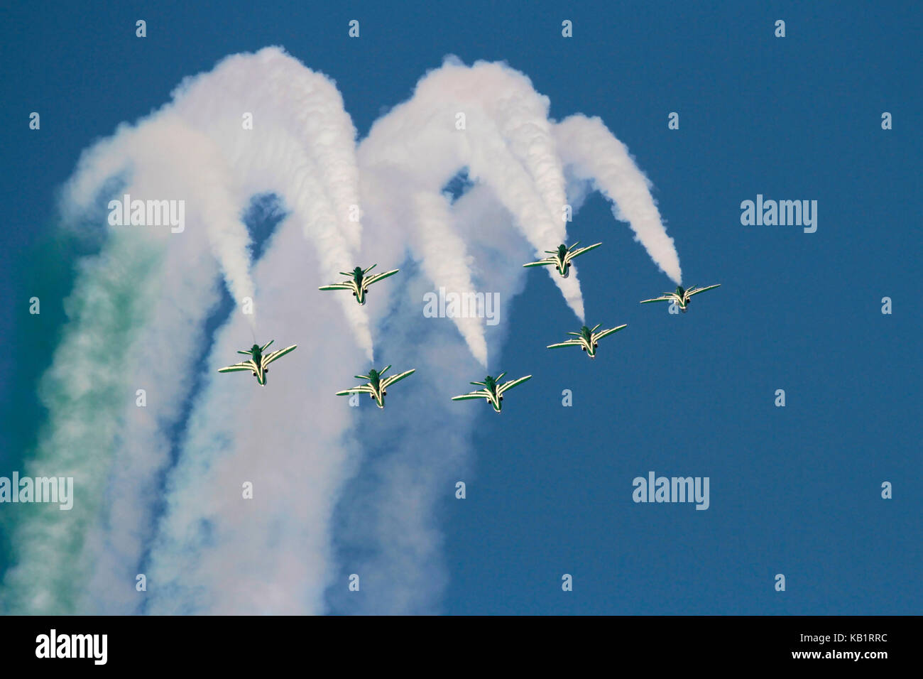 L'équipe de voltige de l'Arabie Hawks de la Royal Saudi Air Force l'exécution d'une boucle de la formation Banque D'Images