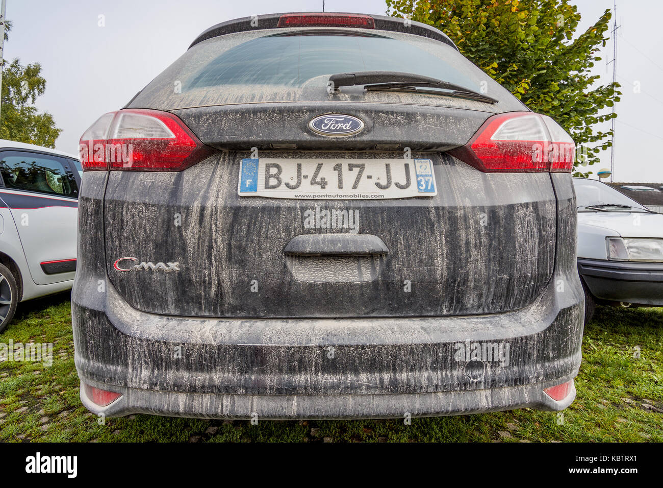 Très sale ford c-max voiture, France. Banque D'Images