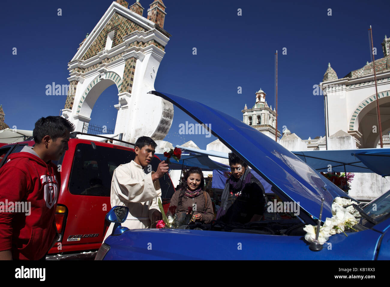Bolivie, Titicacasee, Copacabana, Basilica de la Virgen de la Candelaria, autoblesting, prêtre, croyants, Banque D'Images