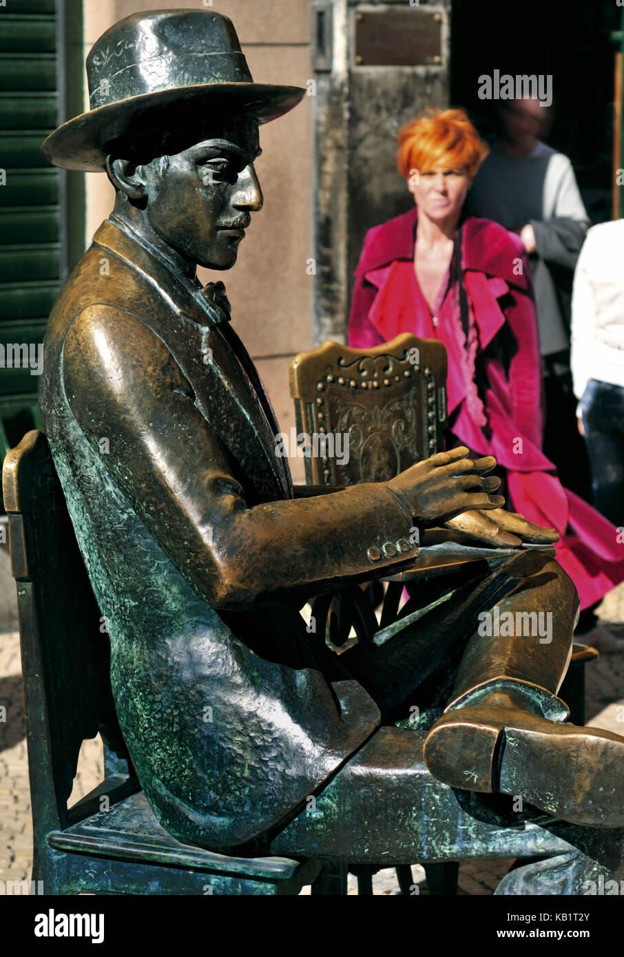 Portugal, Lisbonne, statue en bronze de l'écrivain national Fernando Pessoa en face du café brasileira dans le quartier du Chiado, Banque D'Images