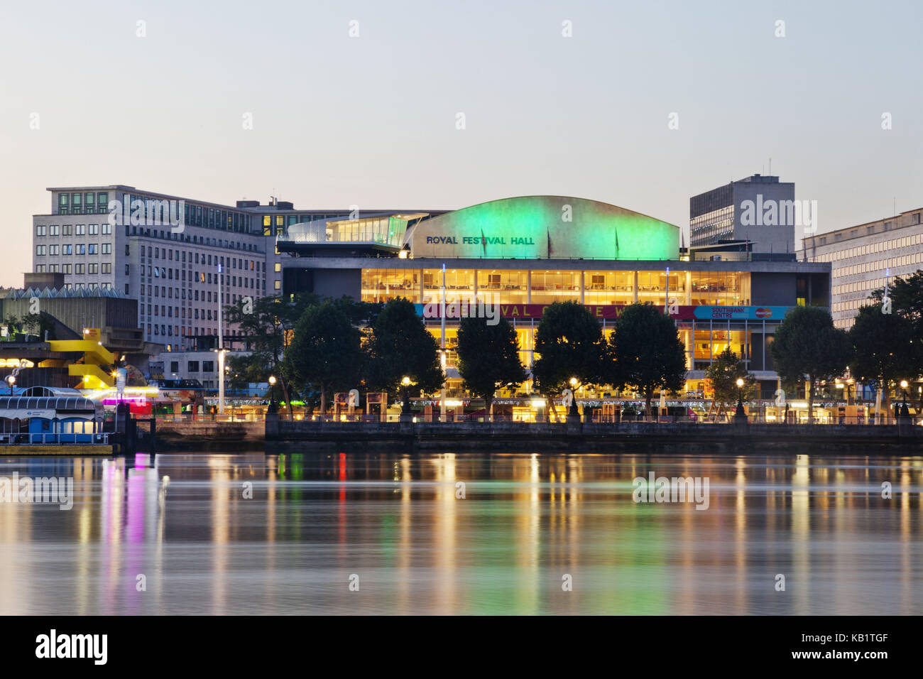 L'Angleterre, Londres, South Bank, Southwark, southbank centre, la Tamise et Royal festival sound, crépuscule, Banque D'Images