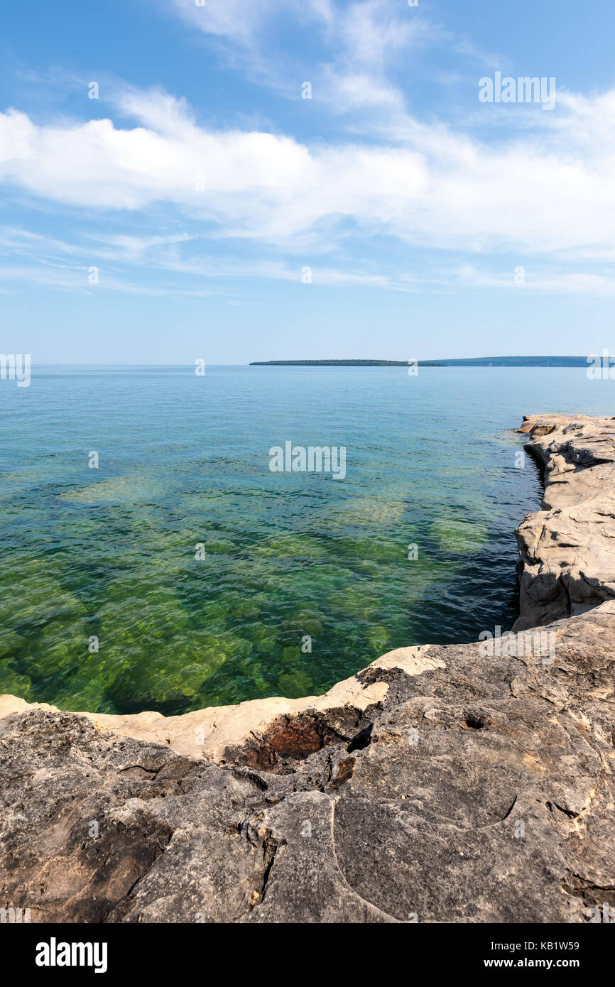 Des rochers et de roches sont visible sous la surface du lac Supérieur, le long des rives de Pictured Rocks National Lakeshore, près de munising au Michigan Banque D'Images