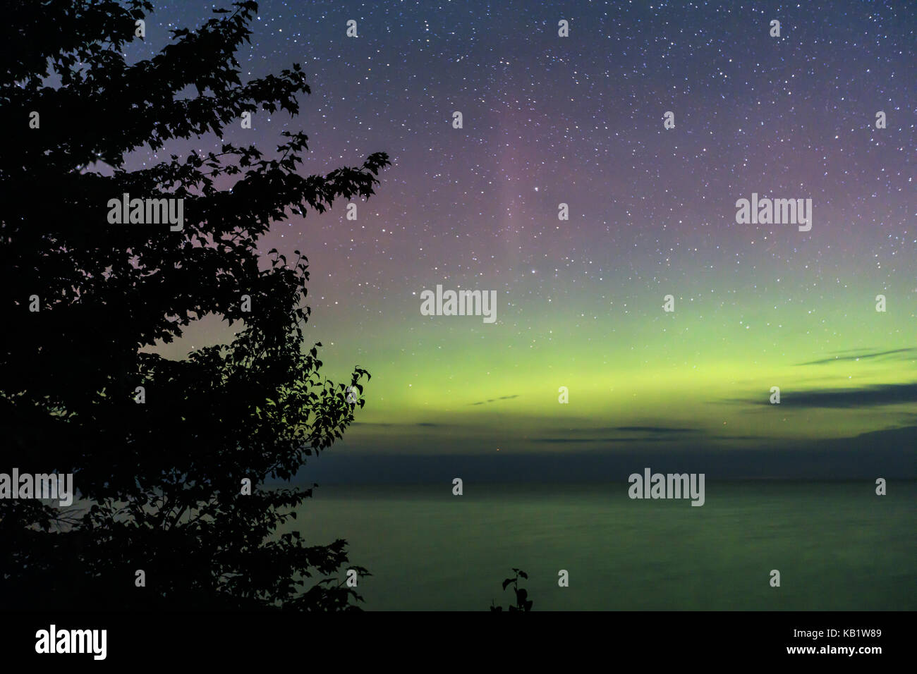 L'aurora, ou northern lights, briller au-dessus de la rive du lac Supérieur au Michigan Banque D'Images