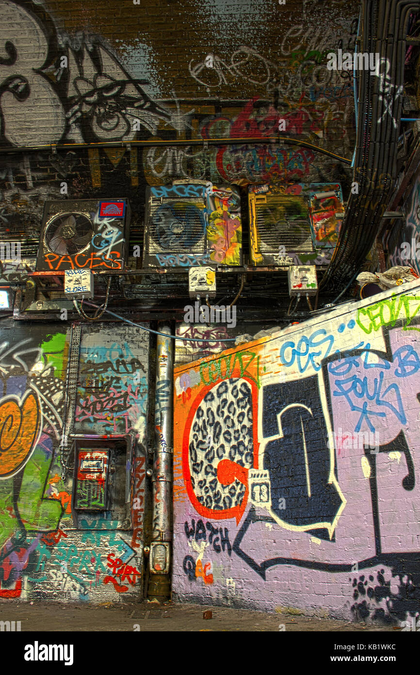 Londres le long tunnel Graffiti Leake Street, également connu sous le nom de Tunnel Bansy à Lambeth, London, England UK Banque D'Images