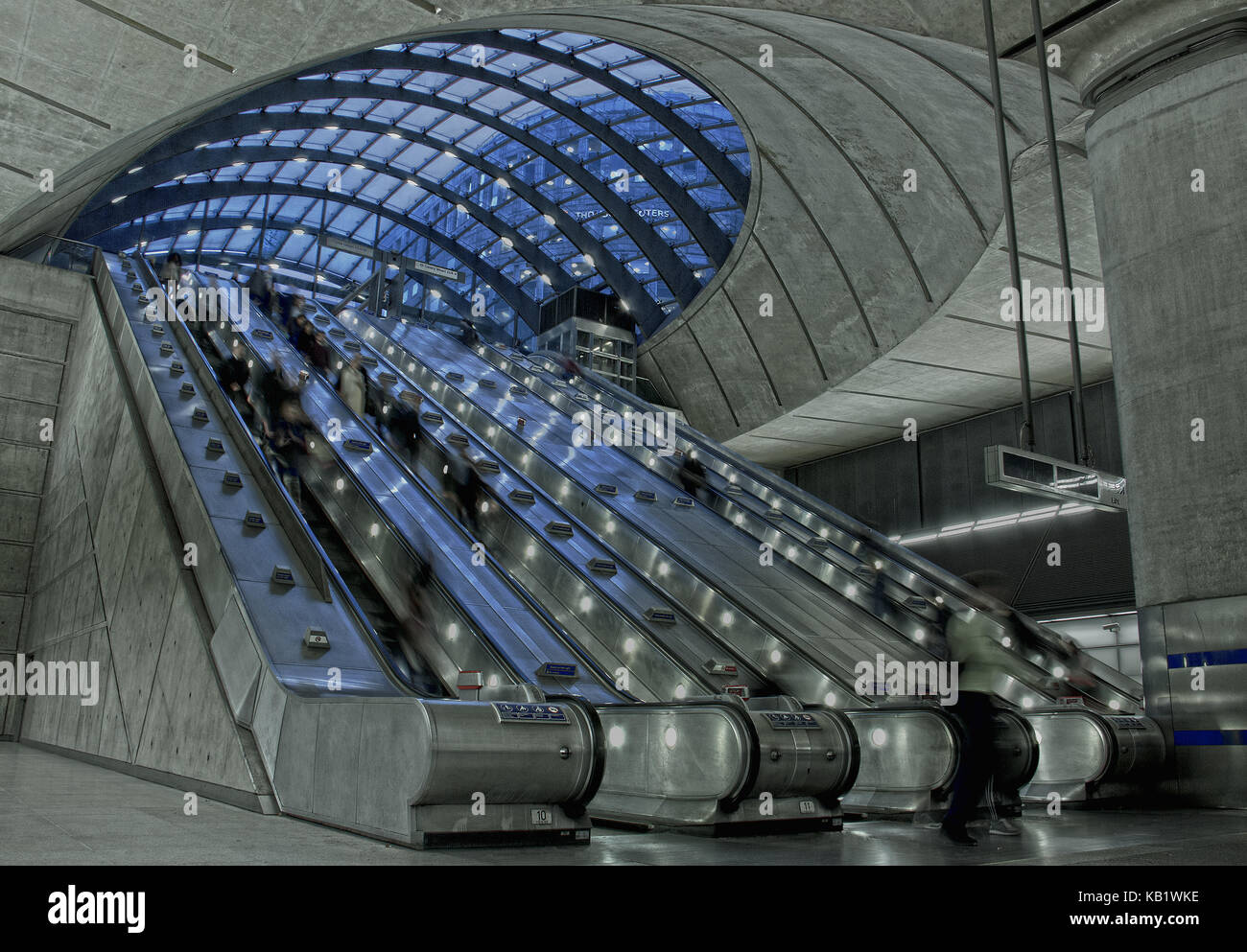 Escaliers mécaniques de la station de métro Canary Wharf, London, England, UK Banque D'Images