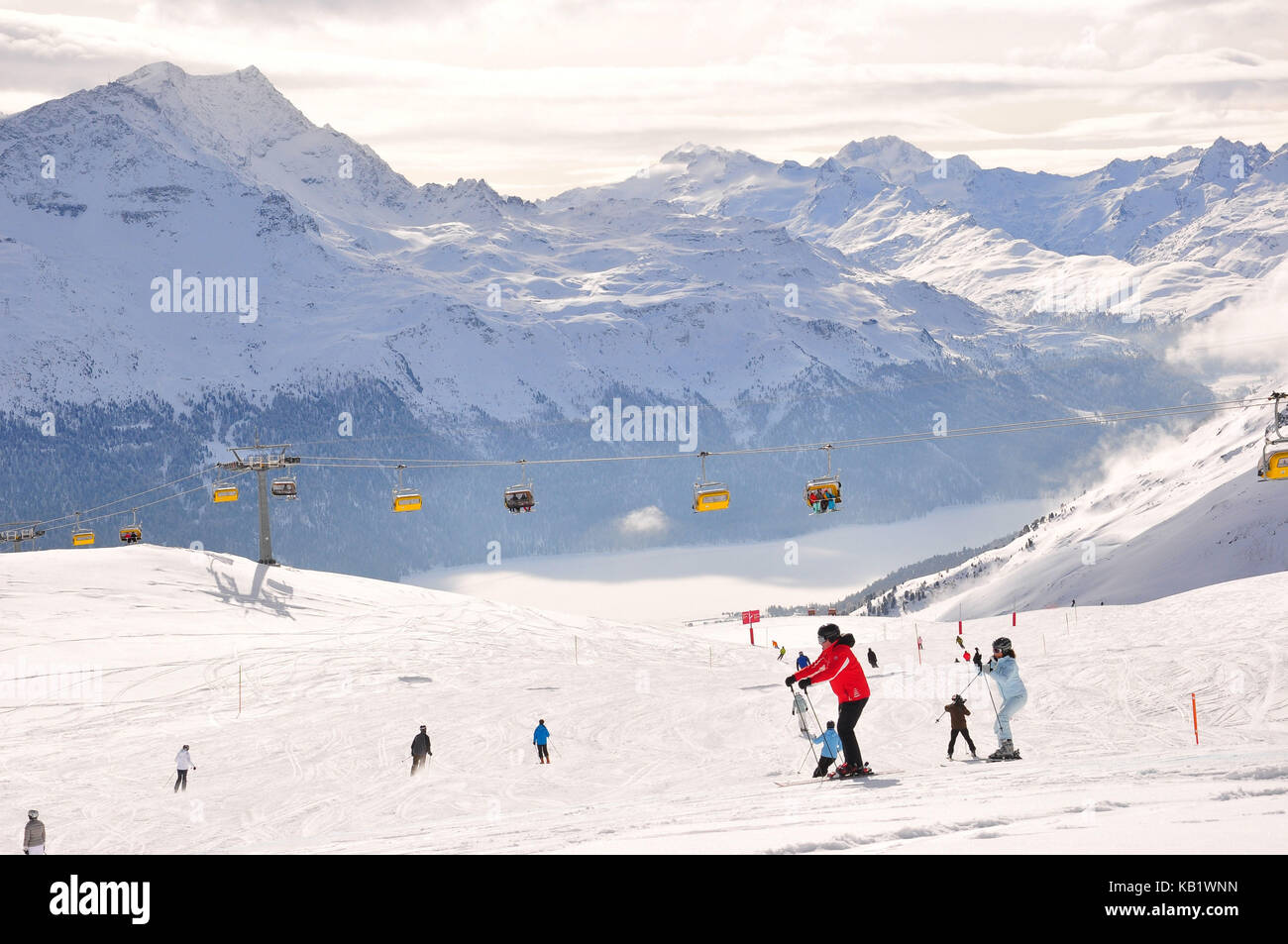 La Suisse, canton des Grisons, l'Engadine, st. MORITZ, corviglia, piste de ski, skieur, des pics de montagne, les hivers, Banque D'Images