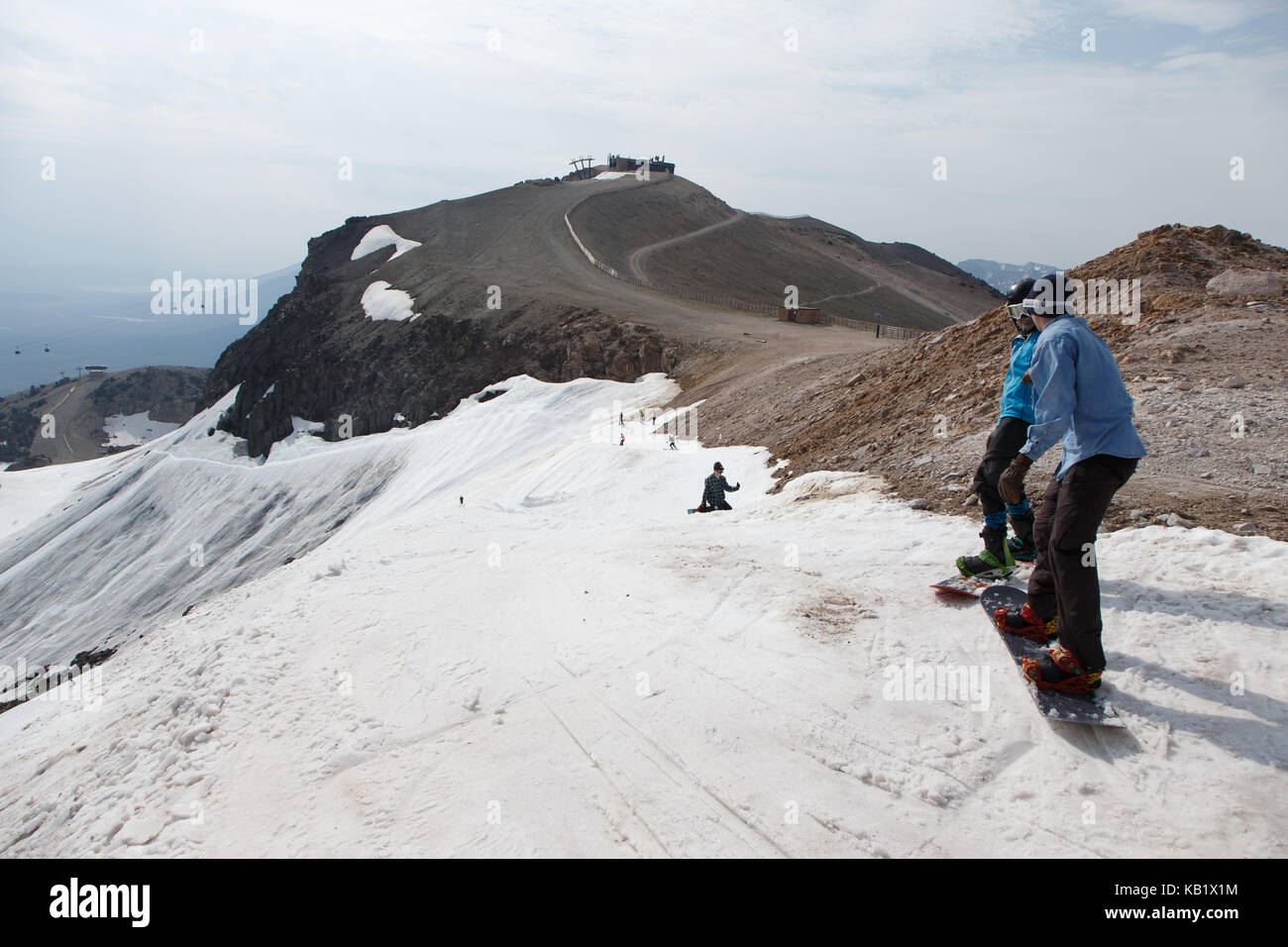Snowboarders à Mammoth Mountain, 4 août 2017. En raison des fortes précipitations hivernales, la montagne Mammoth est restée ouverte au ski jusqu'à 6 août 2017. Banque D'Images