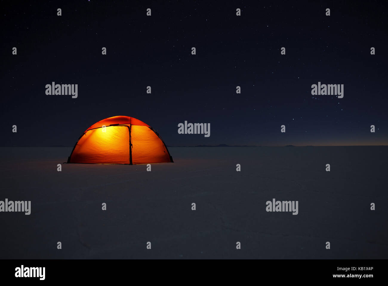 La Bolivie, Salar de Uyuni, tente, allumé, passer la nuit, les étoiles, Banque D'Images