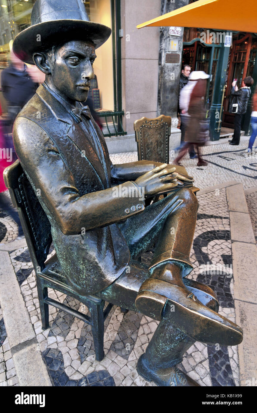 Portugal, Lisbonne, statue en bronze de l'écrivain national Fernando Pessoa en face du café brasileira dans le quartier du Chiado, Banque D'Images